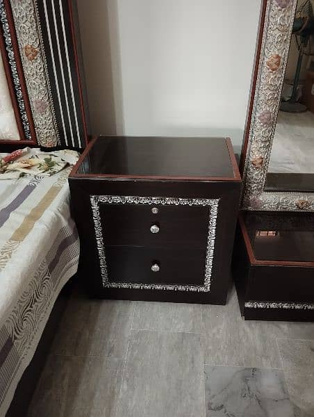 Double bed with side table, dressing table and almira 6