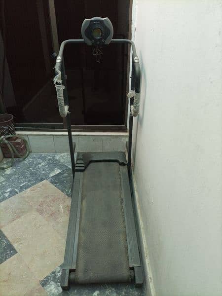 Treadmill Machine For Sale In Good Condition 2