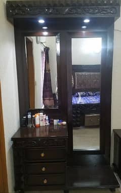 Double mirror dressing table