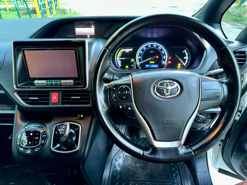 Toyota Voxy X 2015 12