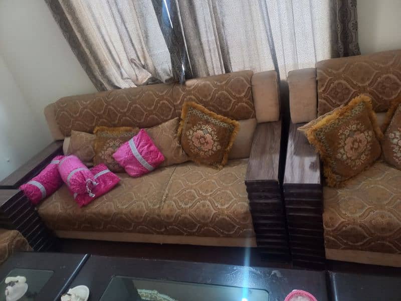 5 seater sofa only 4