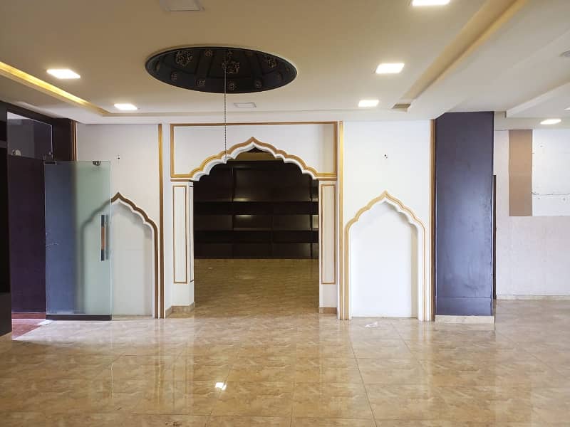 2500 sq. ft. floor available for rent at the prime location of MM. Alam road. 2