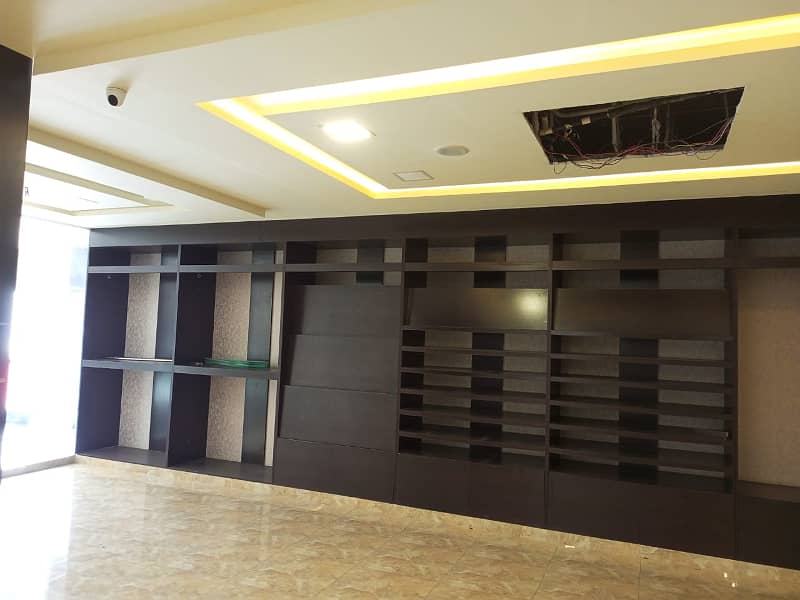 2500 sq. ft. floor available for rent at the prime location of MM. Alam road. 6