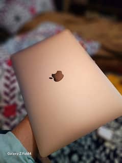 MacBook Air 2020 8-256 GB gold rose,
light pink
