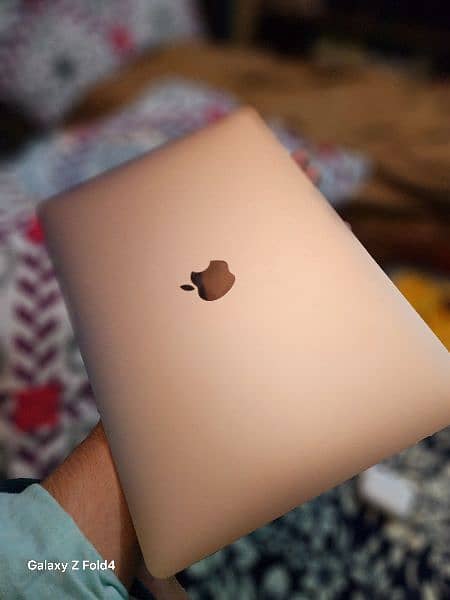 MacBook Air 2020 8-256 GB gold rose,
light pink 0