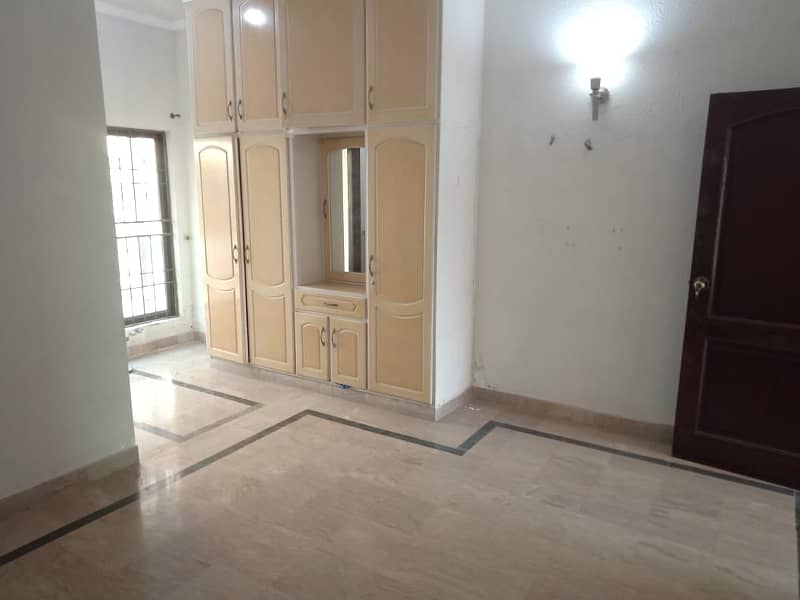 10 Marla Beautiful House Available for Rent in EE Block Phase 4 DHA Lahore 2