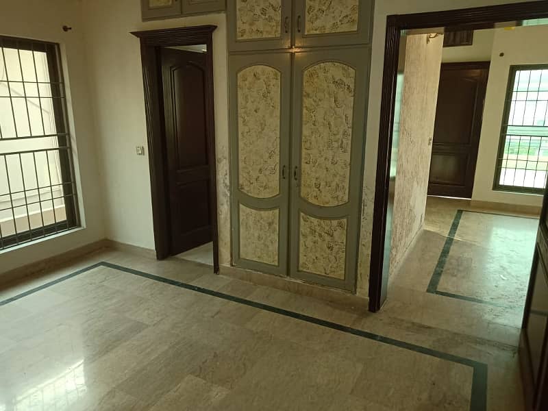 10 Marla Beautiful House Available for Rent in EE Block Phase 4 DHA Lahore 3