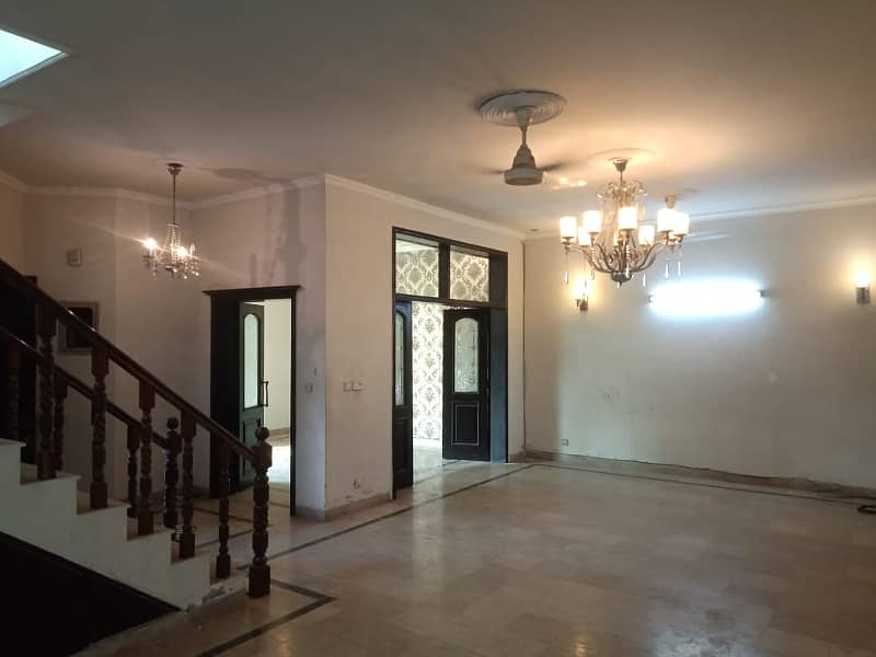 10 Marla Beautiful House Available for Rent in EE Block Phase 4 DHA Lahore 16