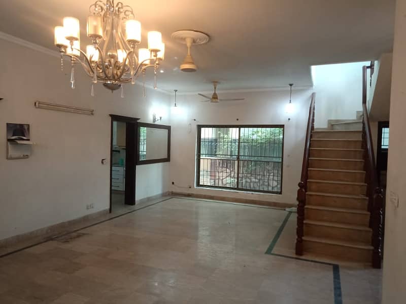 10 Marla Beautiful House Available for Rent in EE Block Phase 4 DHA Lahore 17