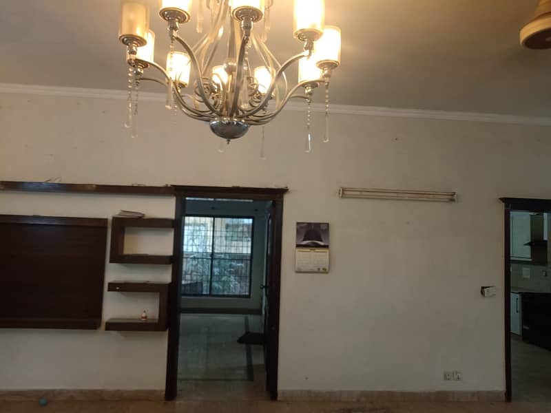 10 Marla Beautiful House Available for Rent in EE Block Phase 4 DHA Lahore 18
