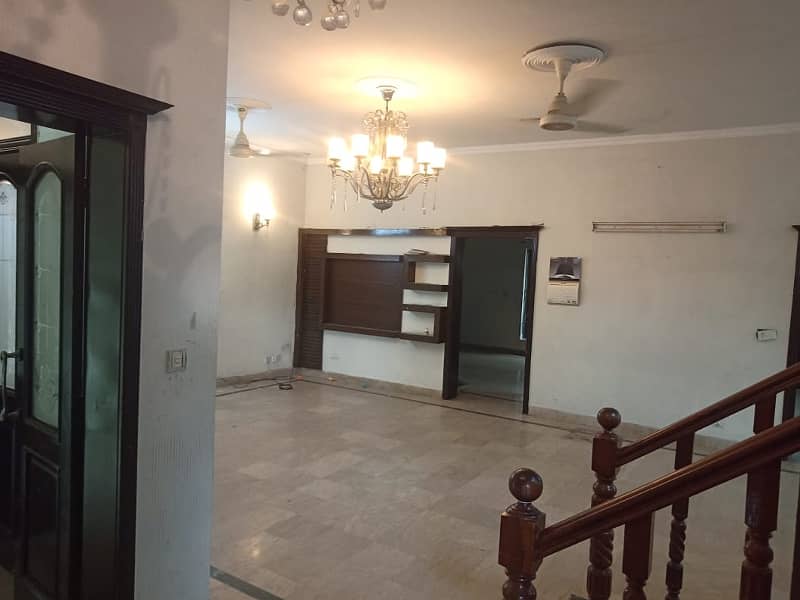 10 Marla Beautiful House Available for Rent in EE Block Phase 4 DHA Lahore 21