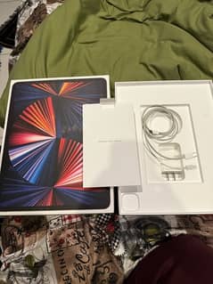 iPad Pro 5th gen 12.9 inch M1 with magic keyboard and apple pencil 2