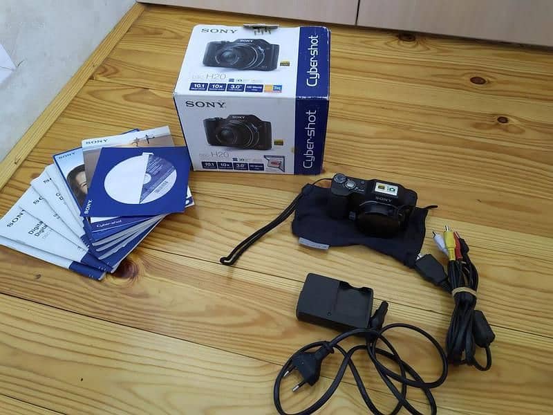 SONY camera DSC H20 all ok condition 10/8 urgent sell 2