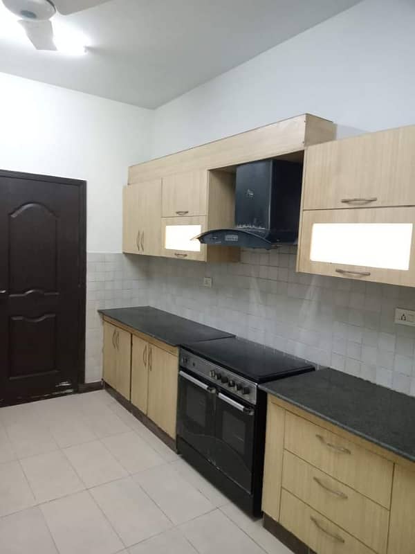 Apartment available for Rent in Askari 11 sec-B Lahore 6