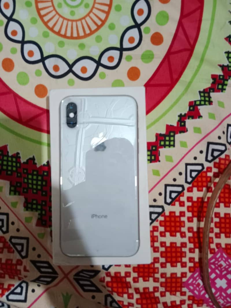 iphone xS with box charger 1