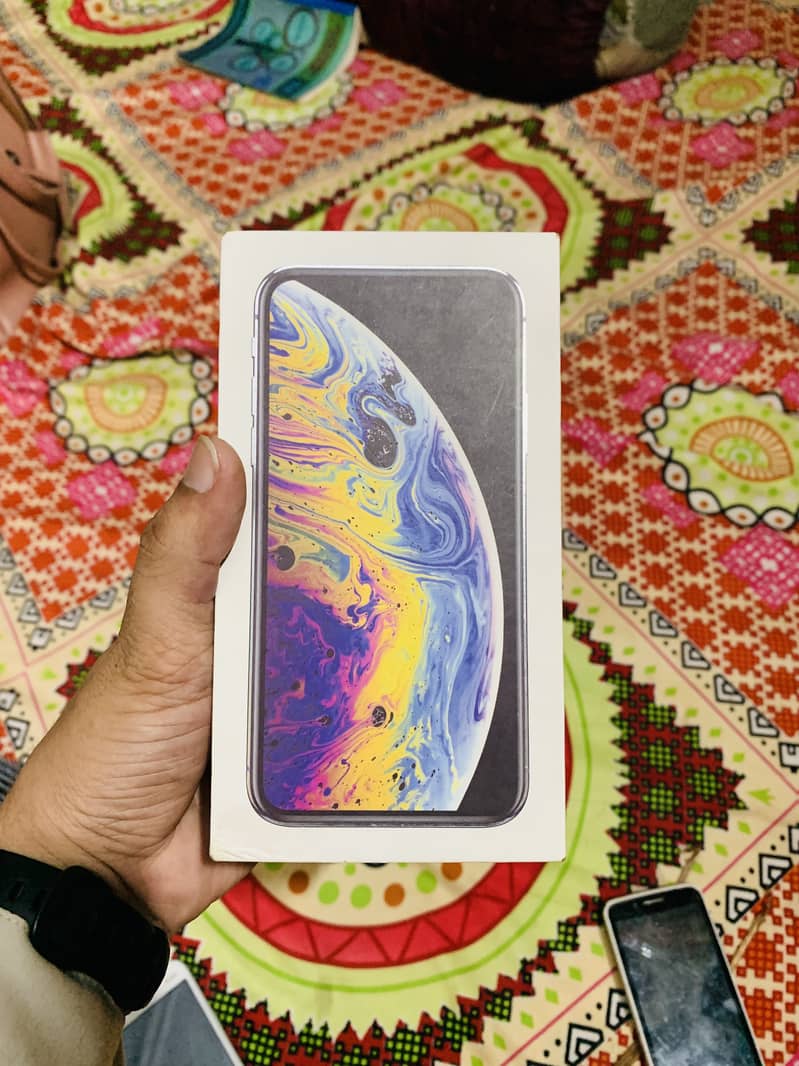 iphone xS with box charger 5