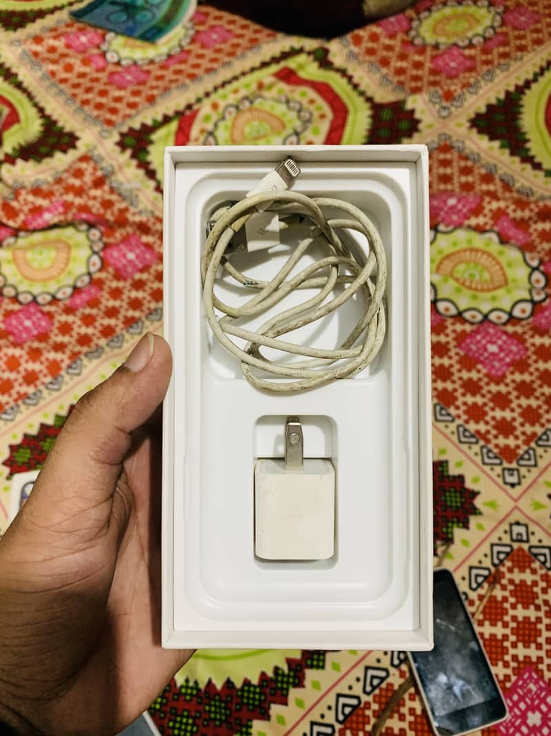 iphone xS with box charger 6