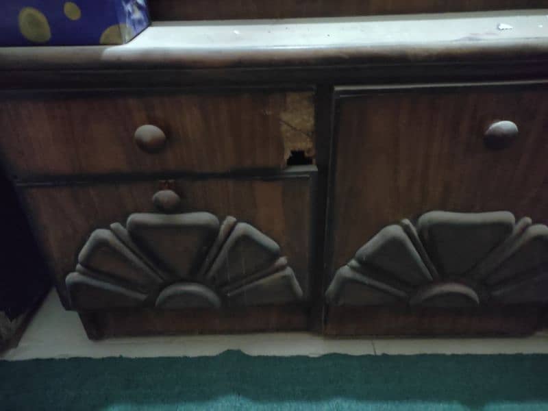Wooden dressing table. 4