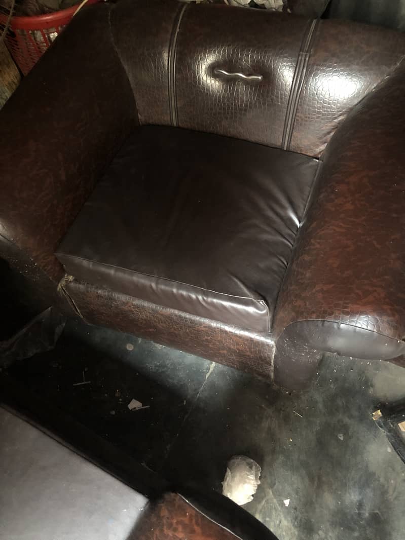 Good condition 3+1+1 sofa set (Rakhne ki jagha nahi) 1