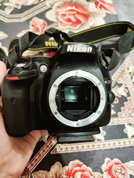 Nikon D5200 with a lens + 2 battries +charger and a sd card 2