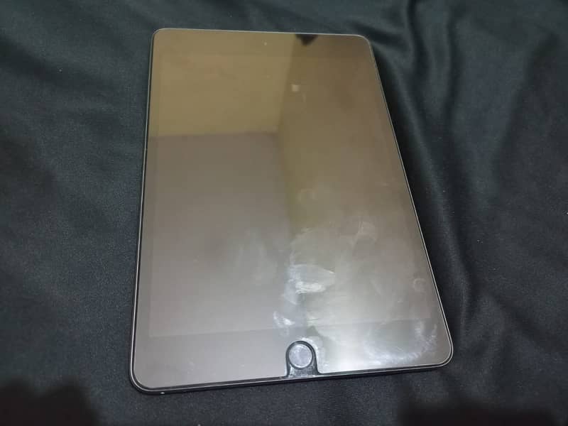 Ipad mini 5 with box and charger 1