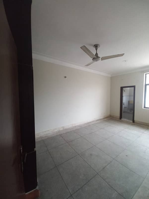 Iqbal Town 10 Marla Uper 2 Floors 6 Bed At Prime Location 5