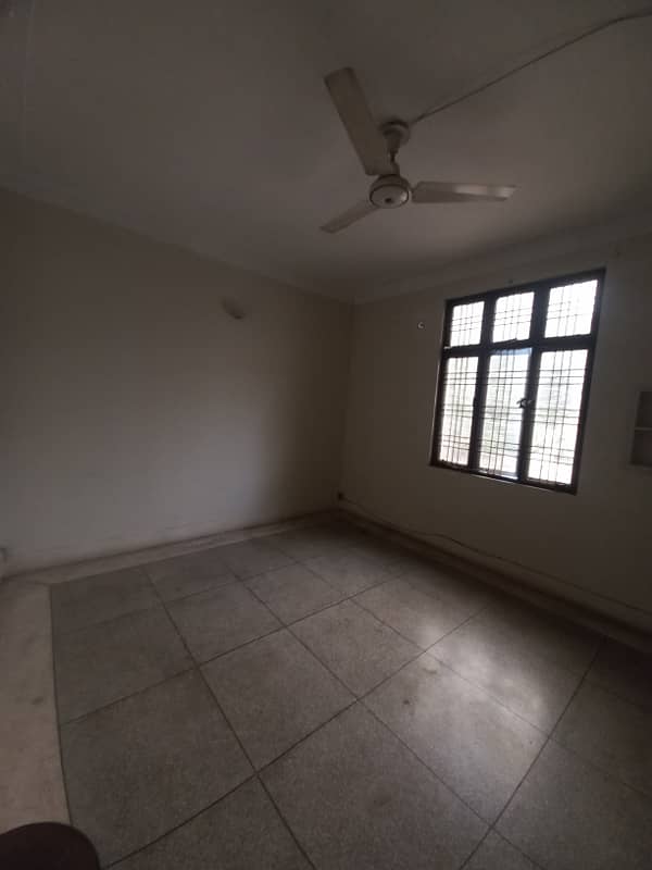 Iqbal Town 10 Marla Uper 2 Floors 6 Bed At Prime Location 10