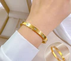 gold plated clover shaped bracelet