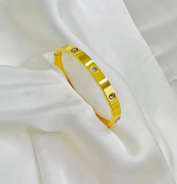 gold plated clover shaped bracelet 1