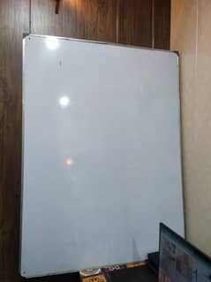 White board 4x3 available in cheap proce.