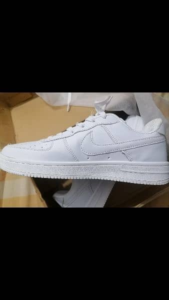 White nike sneakers for sale unisex 2
