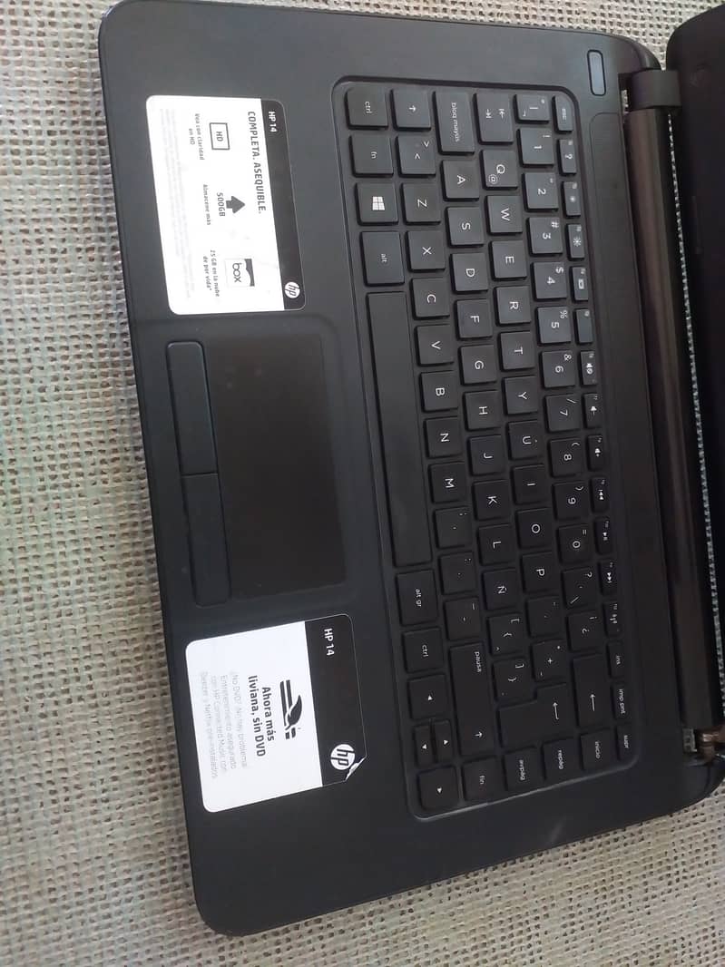 Hp laptop(macbook) AMD E1- 2100; WITH 1.00GHz graphic card 4