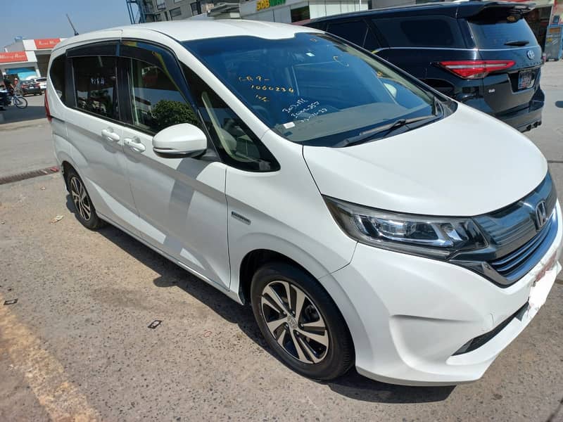 Honda Freed + Plus 2018 hybrid Pearl White 2