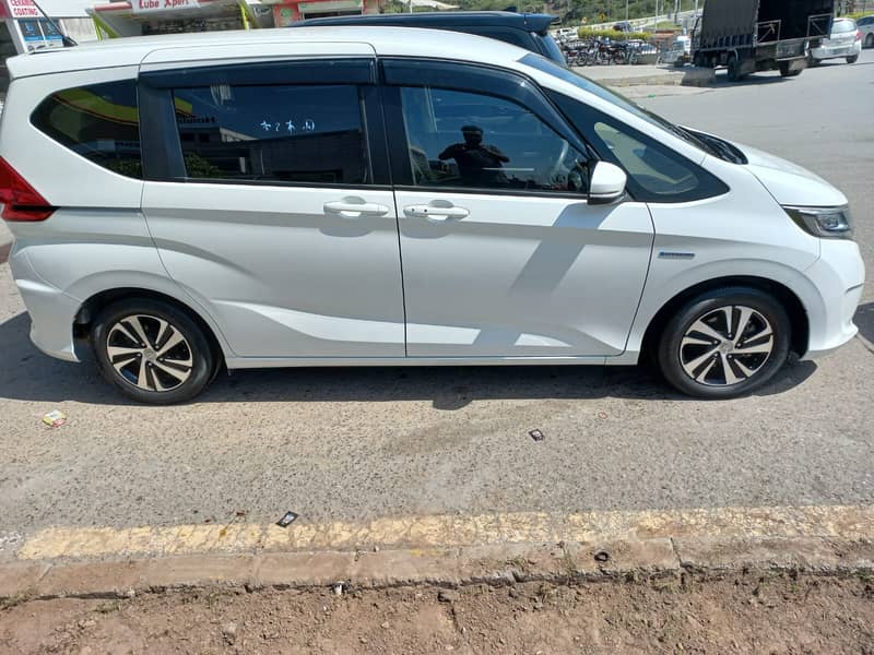 Honda Freed + Plus 2018 hybrid Pearl White 4