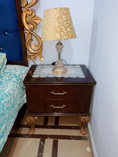 king size bed with sides table and dressing table. 6