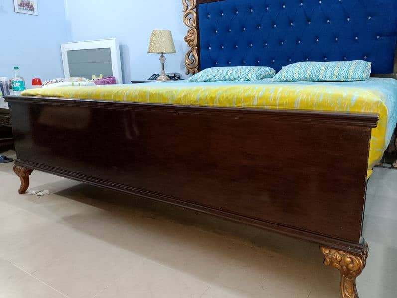 king size bed with sides table and dressing table. 7