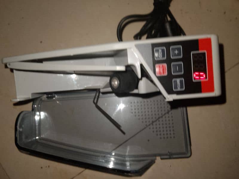 Portable Cash Counting Machine with Counterfiet currency Detector Lamp 1