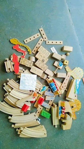 Train track from orignal Italian wood for kids and more then 80 pieces 0