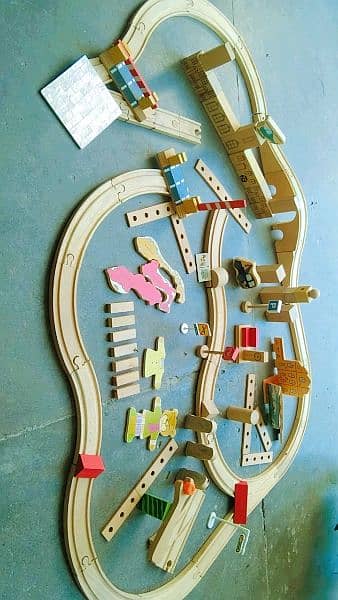 Train track from orignal Italian wood for kids and more then 80 pieces 3