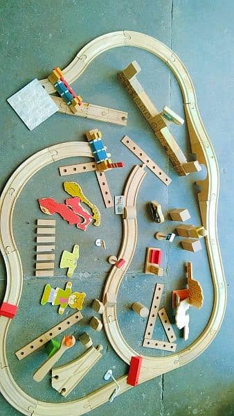 Train track from orignal Italian wood for kids and more then 80 pieces 4