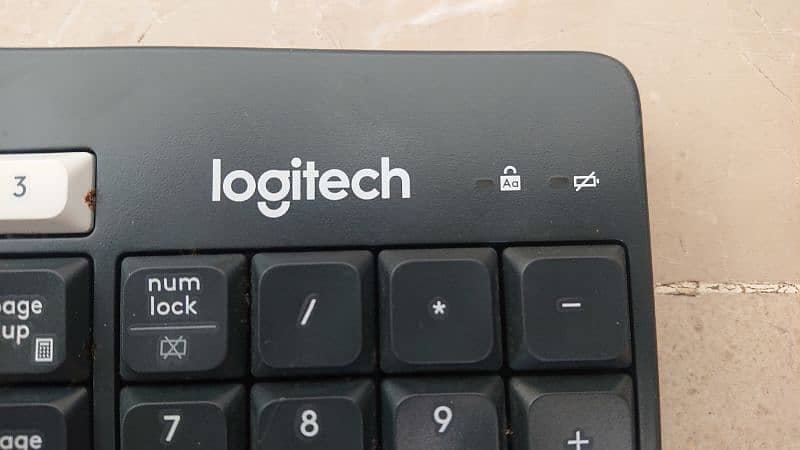 Logitech K850 bluetooth keyboard 1