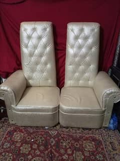 two sofa's one round table condition is