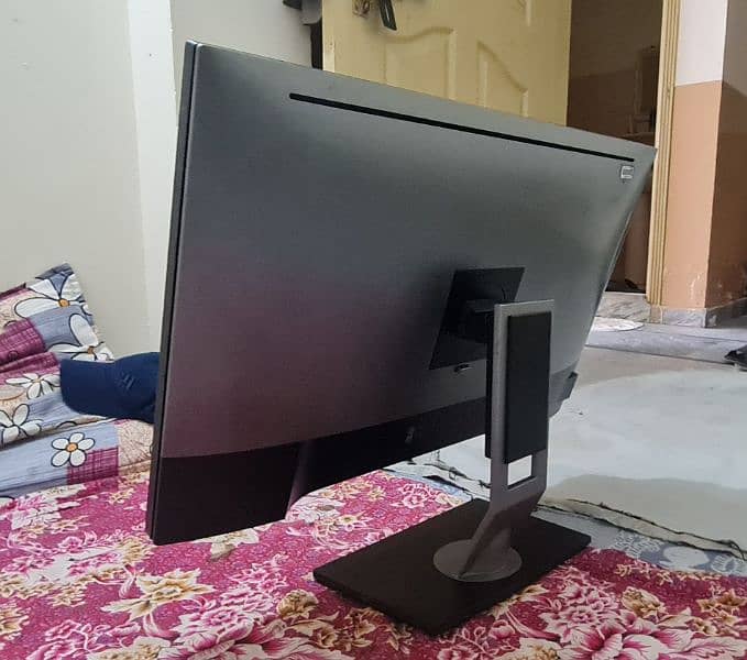 DELL'S FLAGSHIP PROFESIONAL 30 INCH IPS 2K MONITOR 8
