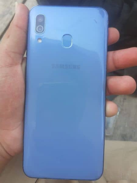 Samsung a30 4gb 64 gb 4