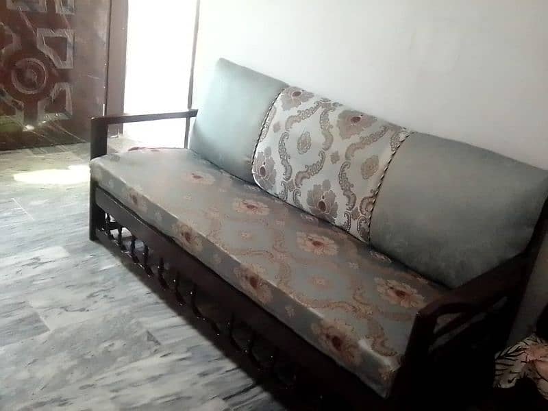 5 seater sofa for sale in new condition 4