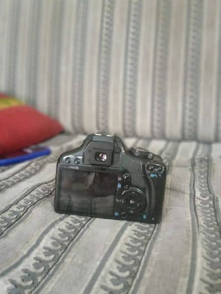 Canon DSLR camera 0