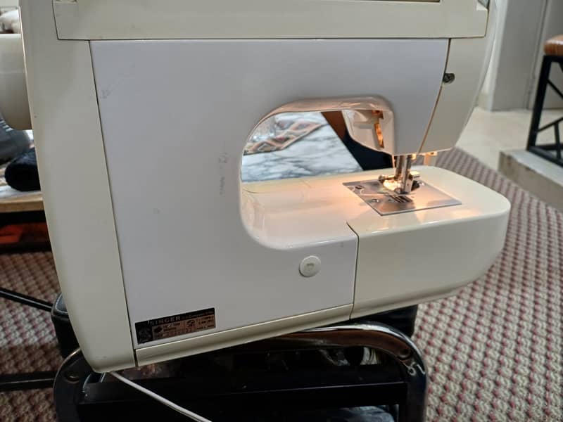 Singer Apricot 9700 sewing machine 3