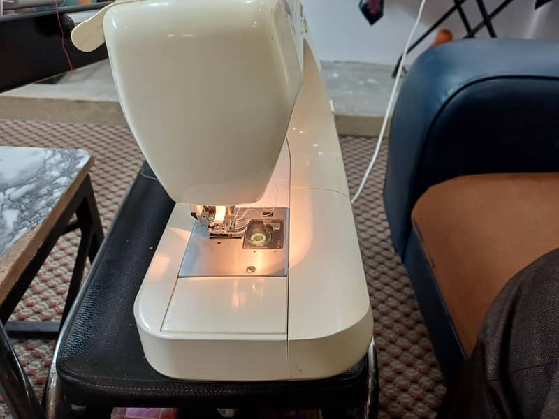 Singer Apricot 9700 sewing machine 4