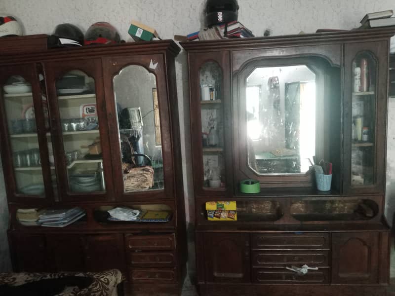 House furniture good condition 2ñd hand dressing table and showcase 0