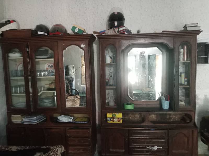 House furniture good condition 2ñd hand dressing table and showcase 1